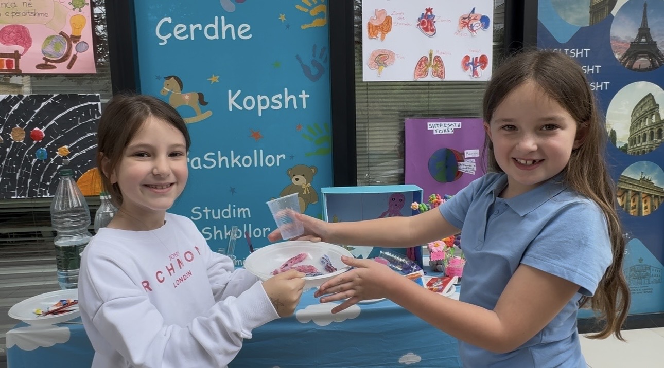 Fëmijë në aktivitet shkence dhe eksperimente