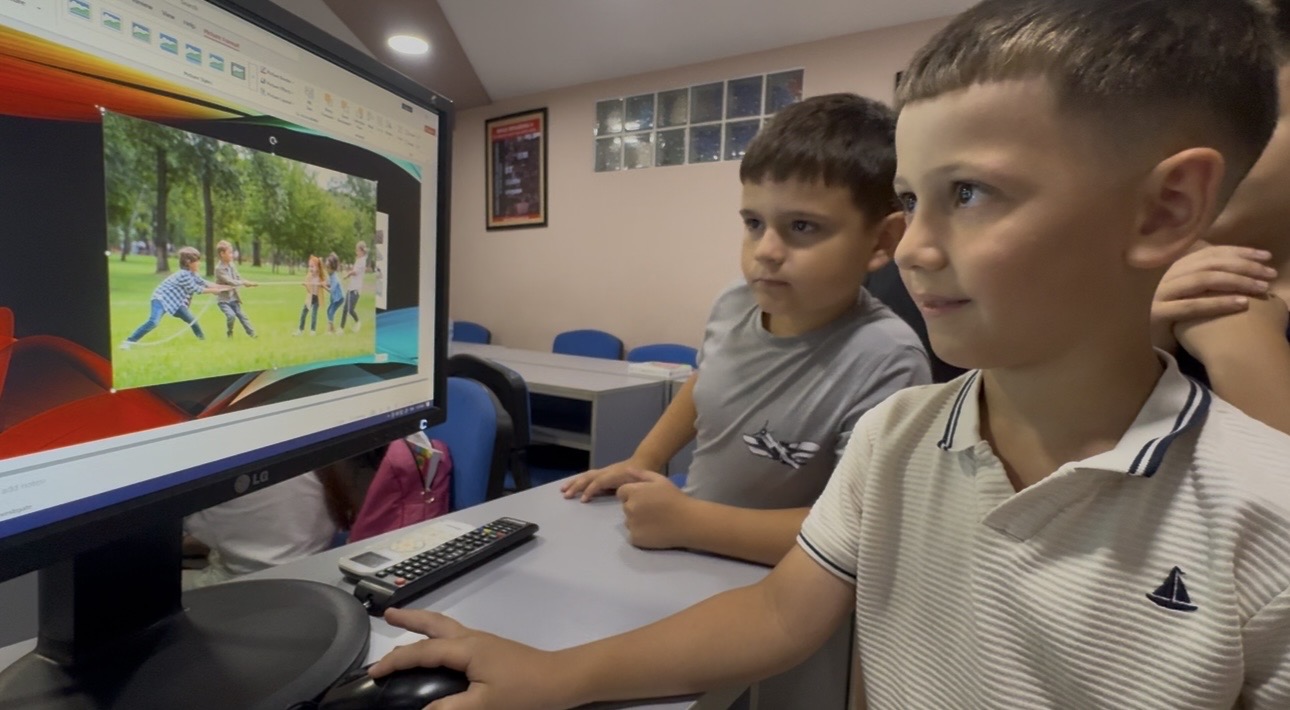 Nxënës duke përdorur kompjuterin në kurs