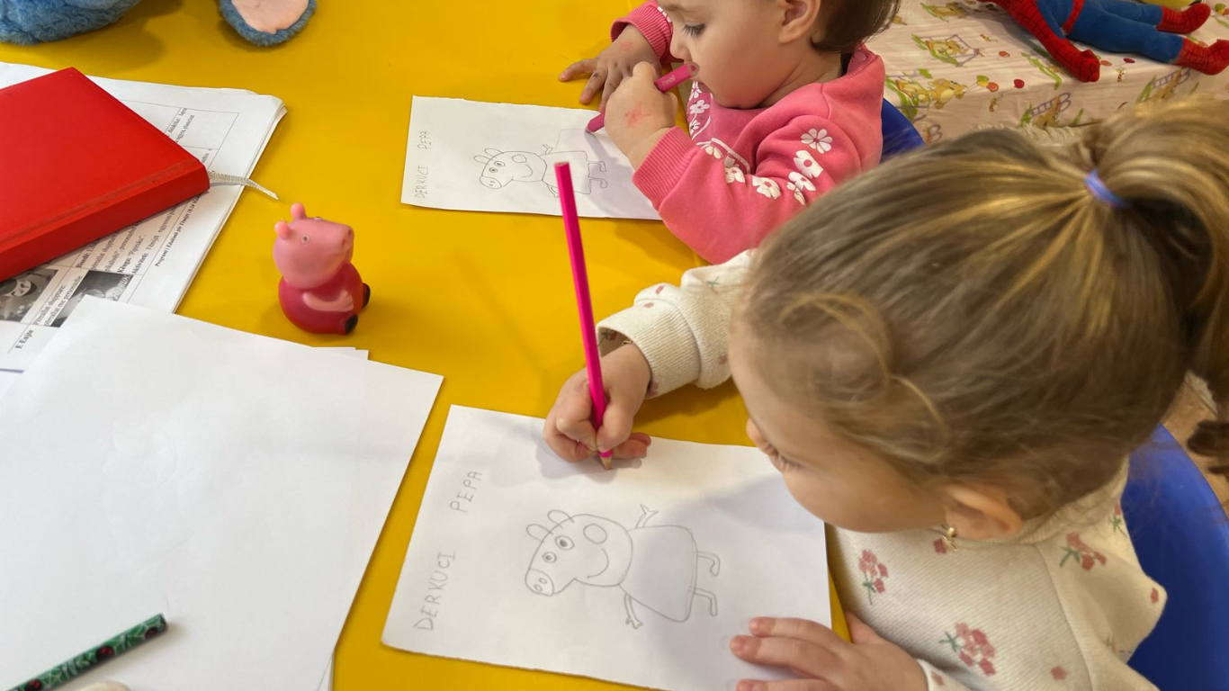 Fëmijë duke vizatuar në Time Center