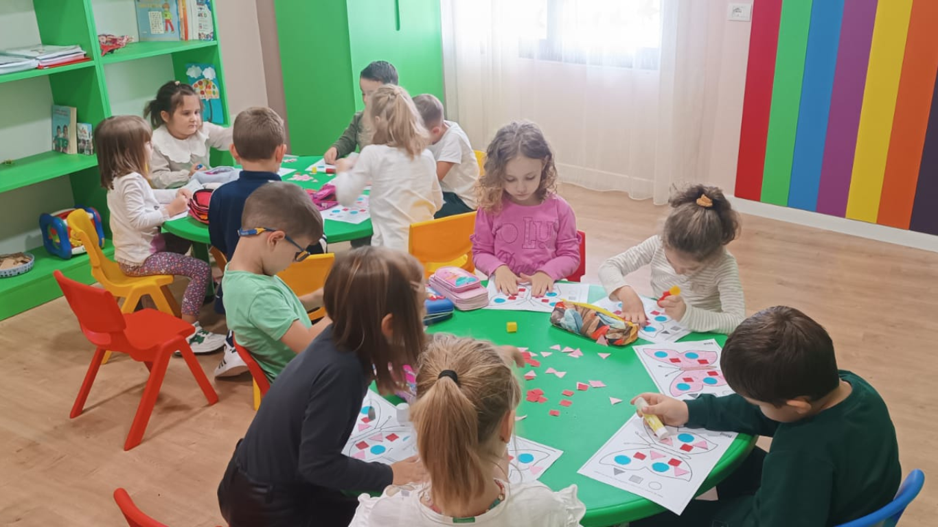 Fëmijë në aktivitet mësimor te Time Center
