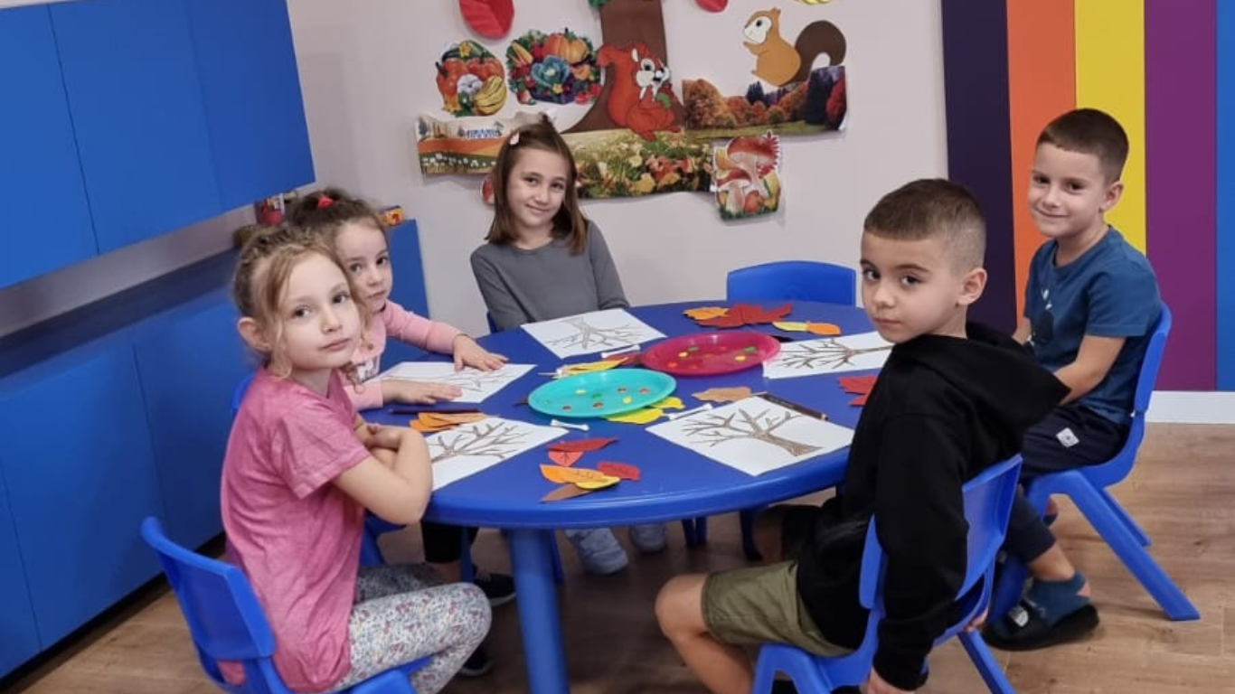 Fëmijë gjatë aktivitetit krijues