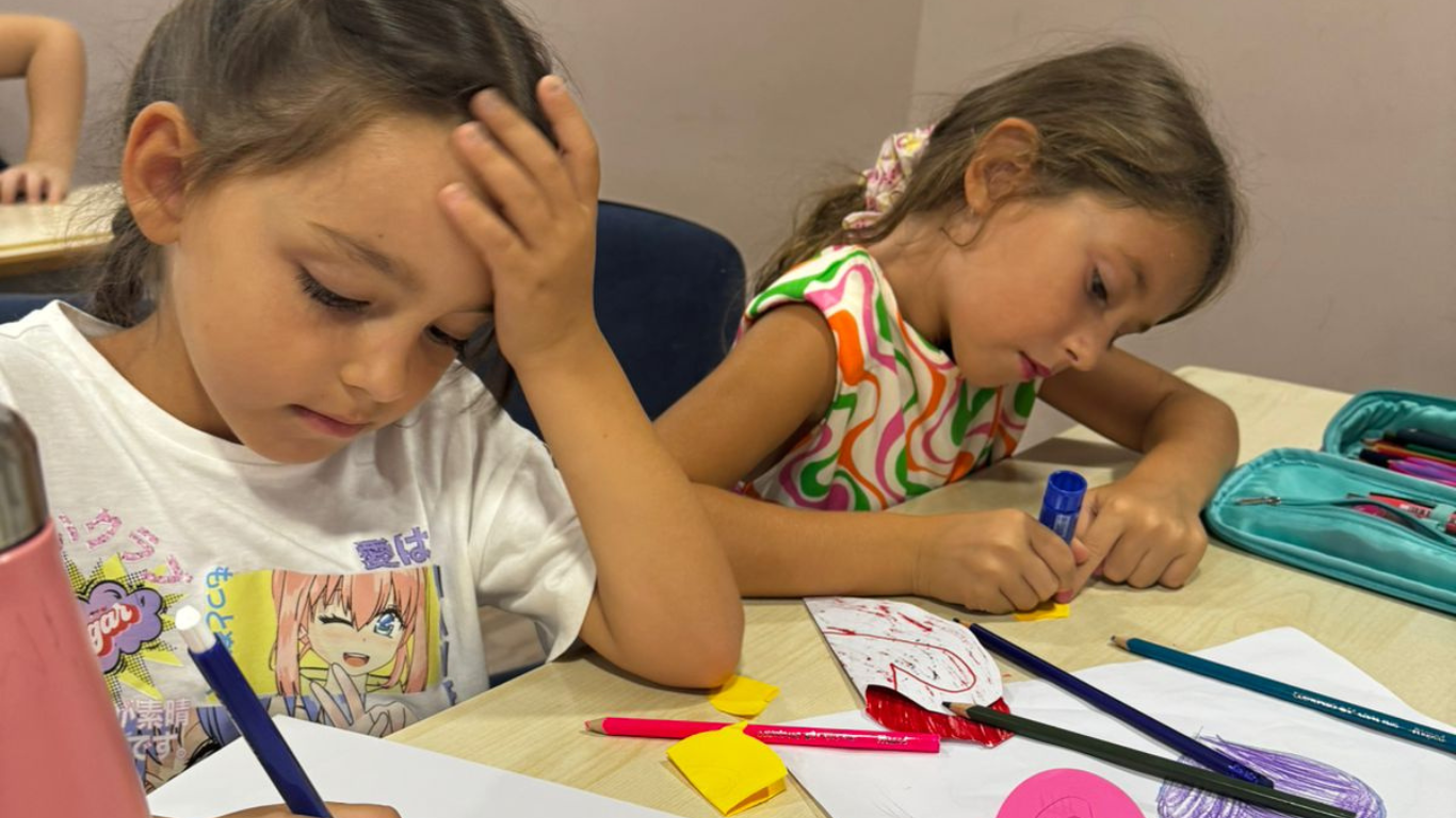 Fëmijë duke punuar gjatë programit passhkollor